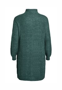 Abito in maglia verde scuro con colletto alto e maniche lunghe leggermente svasate. Presenta un tessuto testurizzato e spacchi laterali.