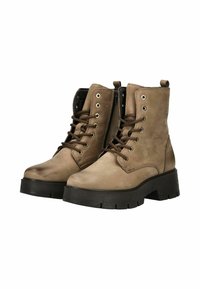 Botas de tobillo de imitación de cuero marrón con superficie texturizada, cierre de cordones en la parte delantera, ojetes circulares y suela negra gruesa y acanalada.