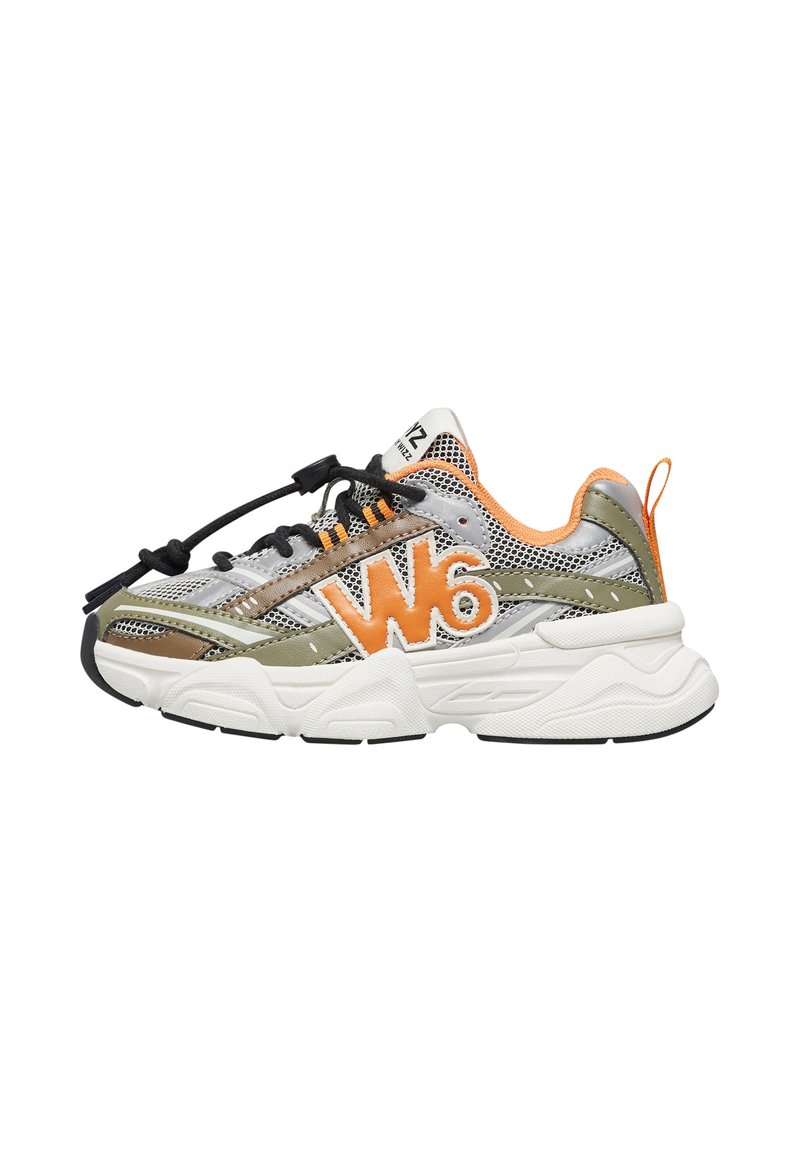 Sneaker chunky con materiali in rete e sintetici in argento, oliva e nero. Presenta accenti arancioni e un audace logo "W6". Suola bianca spessa.
