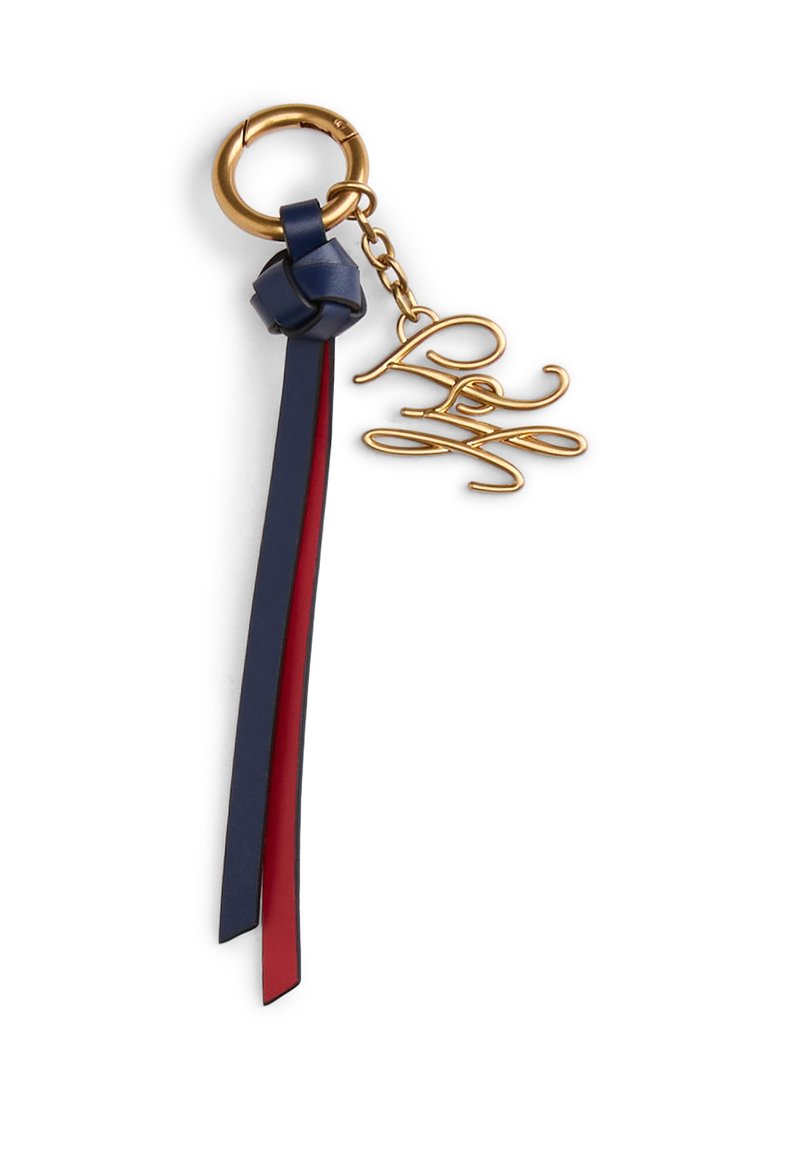 Porte-clés avec un anneau en métal doré et un pendentif orné de rubans en cuir bleu et rouge, rehaussé d'un logo en script doré.