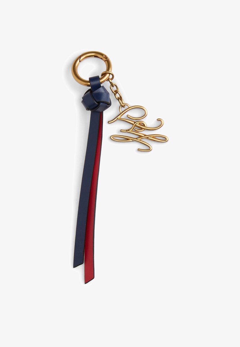 Porte-clés avec un anneau en métal doré et un pendentif orné de rubans en cuir bleu et rouge, rehaussé d'un logo en script doré.