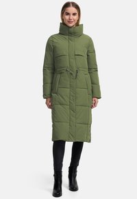 Abrigo acolchado largo verde con cuello alto, dos bolsillos frontales, cintura ceñida y detalles de botones a lo largo del costado. Tela acolchada texturizada.