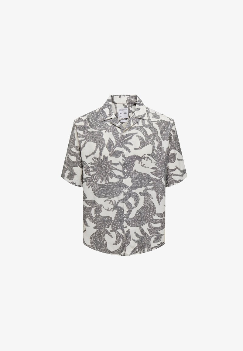 Camisa de manga corta en tejido beige claro con un diseño detallado de impresión botánica y animal en negro y gris por toda la prenda. Con botones en la parte delantera.