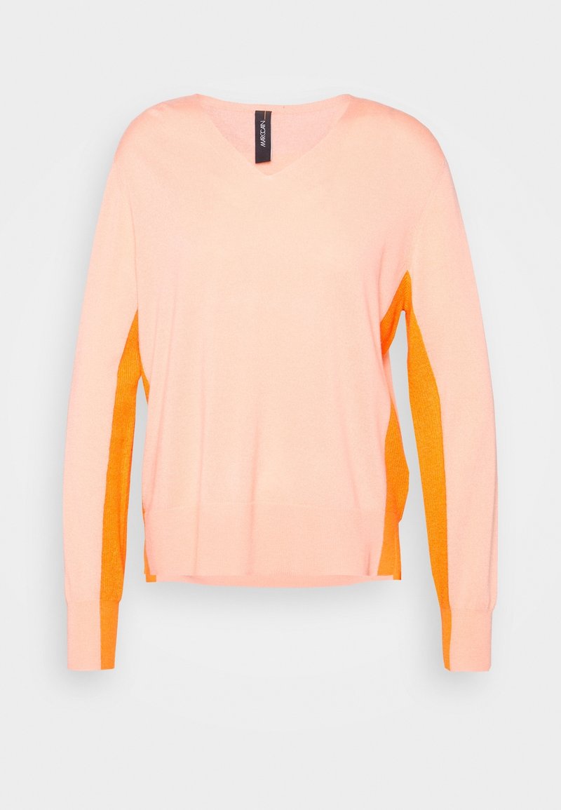 Pull pêche à manches longues avec panneaux latéraux orange et poignets assortis, col en V, et une étiquette de marque noire au niveau du col sur un fond uni.