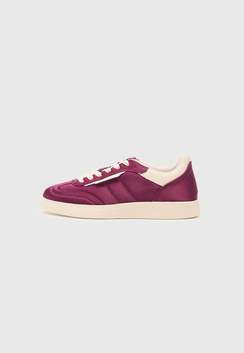 Baskets en cuir violet avec des accents beiges, présentant un bout arrondi, un laçage à l'avant et des rayures sur les côtés. Fini texturé sur la tige.