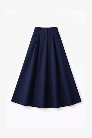 Tumši zils, augsta vidukļa A līnijas svārki ar jostas cilpām un priekšpusē pārlokām, vidēja garuma, uz balta fona.