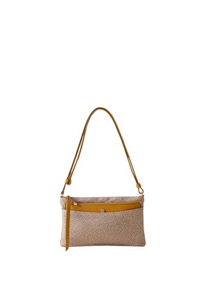 Petit sac à main beige avec motif texturé, poche avant zippée marron et bandoulière réglable.