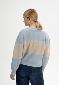 Strickpullover mit horizontalen Streifen in Hellblau und Beige. Rippstruktur, runder Ausschnitt und mit Bündchen versehene Ärmel.