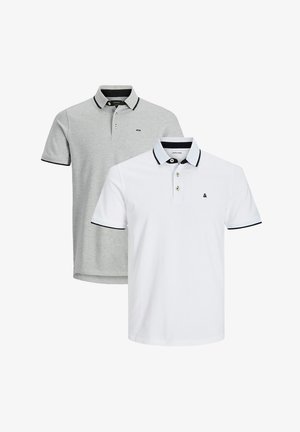 Due magliette polo: una grigia con rifiniture e bottoni neri, e una bianca con dettagli blu navy e un logo sul petto. Maniche corte e colletto.
