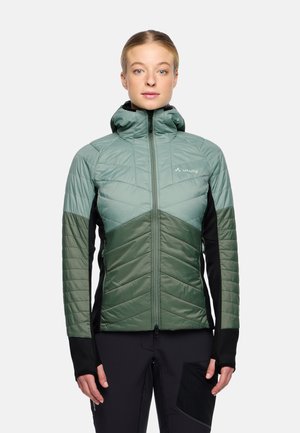 Lichte hoodie-jack met een chevronontwerp in gemengde groentinten, gewatteerde textuur en zwarte accenten op de mouwen en zijkanten.