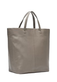 Grijze leren tote bag met twee handvatten, rechthoekige vorm, gladde textuur en minimalistisch ontwerp, met subtiele stikdetails.