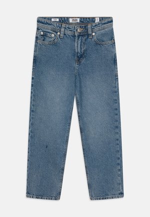 Klassieke blauwe denim jeans met vijf zakken, knoopsluiting en rechte pijpen, met het merk "Jack & Jones" op de binnenband.