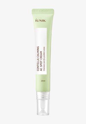 Tubetto verde chiaro di iUNIK Centella Calming AC Spot Cream con tappo trasparente, indicato per la cura intensiva delle zone problematiche della pelle, 20 ml.