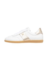 Witte leren sneaker met een gouden metallic accent, ronde neus, vetersluiting en een gumrubberen loopzool. Minimalistisch ontwerp met zijdetail.