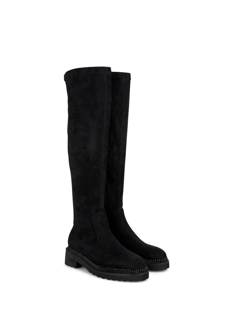 Botas de ante negras hasta la rodilla, con suela plana, acabado texturizado y cuentas decorativas a lo largo del borde de la suela.