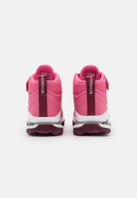 Różowe buty sportowe z wyściełanym kołnierzem, regulowanym paskiem i teksturowaną gumową podeszwą. Charakteryzują się kontrastującymi ciemnoróżowymi akcentami.