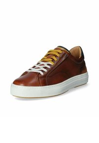 Sneaker in pelle marrone con lacci gialli e bianchi, suola in gomma bianca, pannelli laterali testurizzati e un accento nero sul tallone.