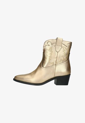 Gouden faux leren cowboylaars met een spitse neus, decoratieve stiksels en een chunky zwarte hak. Voorzien van zijhandvatten voor gemakkelijk aan- en uittrekken.