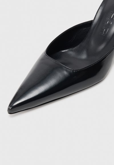 Μαύρο δερμάτινο ψηλοτάκουνο παπούτσι με αιχμηρή μύτη και κομψό σχέδιο. Διαθέτει λείο, γυαλιστερό φινίρισμα και ημι-ανοιχτή φτέρνα.