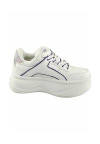 Fehér sneaker vastag talppal, lila részletekkel és csillogó sarkal. Simább bőr bevonattal rendelkezik és kerek fűzőkkel van ellátva.