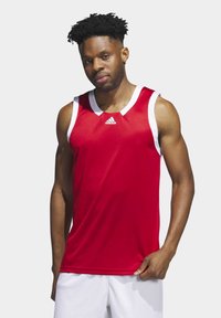 Rotes sportliches Tanktop mit weißen Akzenten und Adidas-Logo. Hergestellt aus glattem, leichtem Material. Ärmelloses Design geeignet für den Sport.