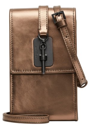 Kruisvormige tas van metalen brons leer met een gladde textuur, een rechthoekige vorm en een afneembare band met een zwart metalen accent.