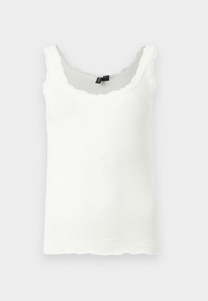 Maiou alb cu nervuri, cu bretele decorate cu dantelă și margini ondulate, prezentat pe un fundal gri deschis.