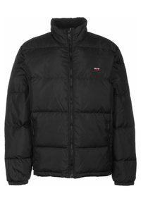 Giubbotto puffa nero con collo alto, chiusura con zip e design imbottito. Presenta tasche laterali e un piccolo logo in alto a sinistra.