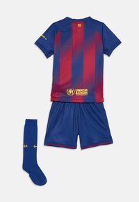 Kinder FC Barcelona voetbaltenue met blauw-rode gestreepte shirt, blauwe shorts en een enkele blauwe sok met een geel Nike-logo.