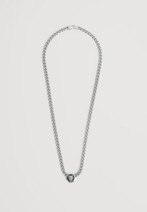 Collar de cadena de plata con eslabones gruesos y un colgante redondo que presenta un diseño detallado de cabeza de lobo en el centro.