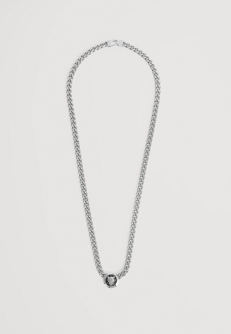 Collar de cadena de plata con eslabones gruesos y un colgante redondo que presenta un diseño detallado de cabeza de lobo en el centro.