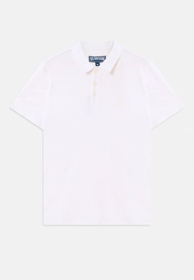 Fehér, rövid ujjú pólóing, gallérral és három gombbal, bal mellrészen egy kicsi hímzett logóval és a gallér belsejében méretcímkével.