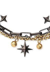 Collana in metallo dorato e nero con ciondoli a forma di stella e pallina, con texture e forme diverse, creando un design stratificato e contrastante.