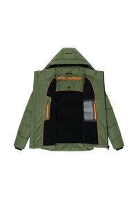 Giacca a vento verde con tessuto esterno testurizzato, fodera in fleece nera, dettagli arancioni e numerose tasche. Logo "STONE HARBOUR" all'interno.