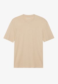 Beige pamutt póló rövid ujjakkal, kerek nyakkivágással, sima textúrával és finom varrási részletekkel. Nincsenek nyomatok vagy minták.