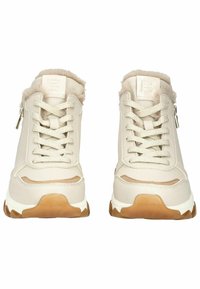 Beige high-top sneakers met nep bontafwerking, vetersluiting, zijrits en een getextureerde gumrubberen zool. Heeft subtiele tonale accenten.