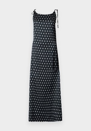 Svart satengkjole med hvite polkadotter, justerbare stropper og en avslappet passform. Glatt tekstur; ankel-lang design.