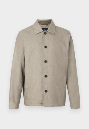 Svetlo béžová bunda s golierom, predným zapínaním na gombíky, dvoma bočnými vreckami a uhladeným, mierne voľným strihom. Mäkka textúra.