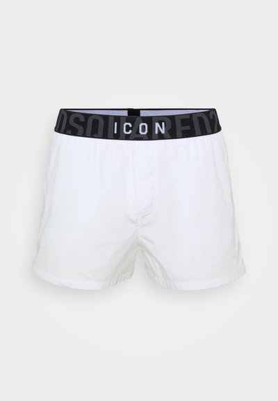 Boxer shorts bianchi con una vita elasticizzata nera e marchiata con la dicitura "ICON." Realizzati in materiale leggero, presentano una vestibilità standard e sono privi di fantasie.