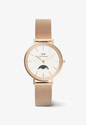 Zelta acs siksniņas pulkstenis ar baltu teksturētu ciparnīcu, zelta stundu rādītājiem un zilu mēness fāžu indikatoru. Zīmols atrodas 12. pozīcijā.