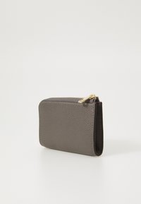 Portafoglio grigio in pelle con texture embossata, chiusura a zip e dettagli in metallo dorato. Forma rettangolare compatta, presenta bordi cuciti.