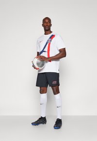 Nike Performance PARIS ST GERMAIN NIKE ICONIC AWAY TEE - Majica kratkih rukava s printom - white