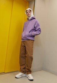 Carhartt WIP HOODED CHASE - Jersey con capucha - violanda/gold