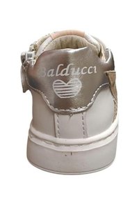 Sneaker bianca con tacco argentato metallico e design a forma di cuore. Include il nome del marchio "Balducci" stampato in bianco sul retro. Texture liscia.