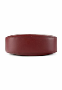 Cuscino rotondo color bordeaux con superficie in pelle liscia, profilo spesso e dettagli di cucitura a contrasto lungo il bordo.