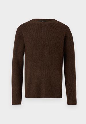 Barna bordás kötött pulóver hosszú ujjakkal és kerek nyakkivágással, puha tapintással és laza fazonnal. Nincsenek látható logók vagy díszítések.