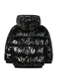 Svart dunjakke med blank finish, som har hette, quiltet design og svarte ribbestrikkede mansjetter. Myk tekstur med oppblåste partier.