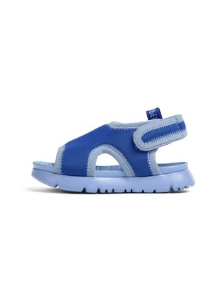 Blauer offene Sandale mit atmungsaktivem Obermaterial und Ausschnitten, kontrastiert durch eine weiche blaue Sohle und einem verstellbaren Riemen für einen sicheren Sitz.