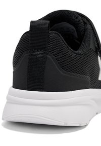 Czarne buty sportowe z teksturowaną siateczką, wyściełanym kołnierzem oraz białą gumową podeszwą z wyraźnym wzorem bieżnika.