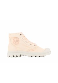 Světle růžové plátěné vysoké tenisky s bílou gumovou podrážkou, stříbrnými očky a logem na boku. Texturovaná látka a zaoblený design špičky.